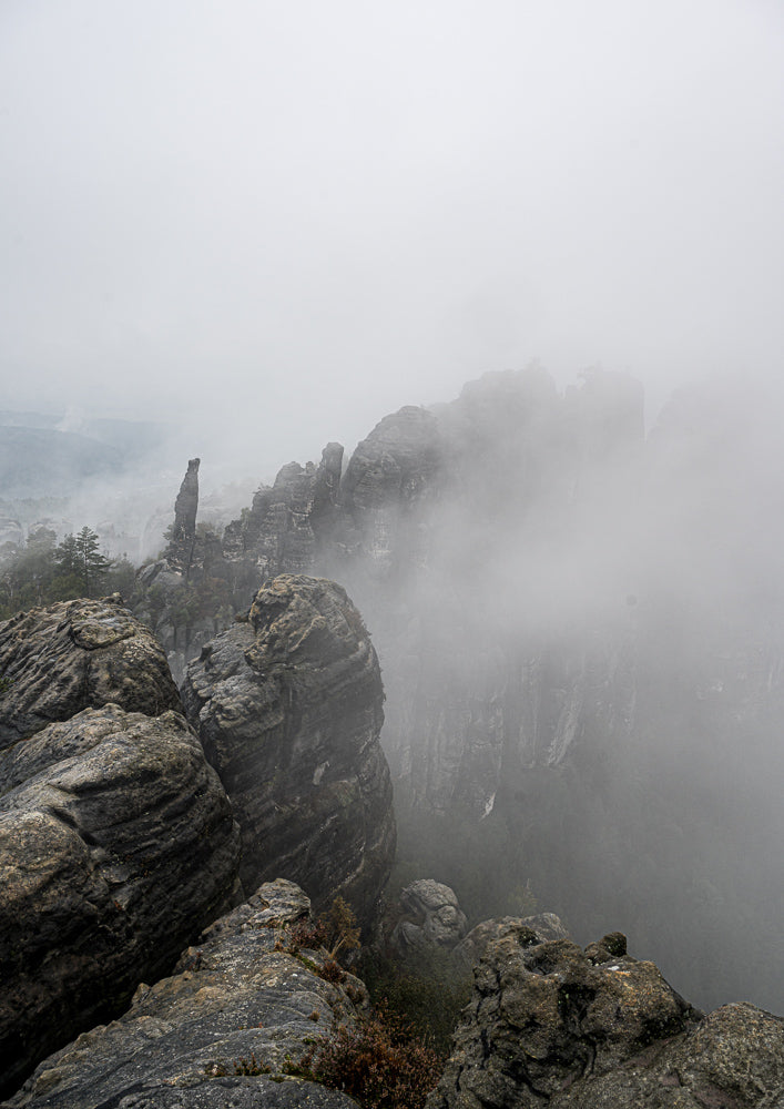 Schrammsteine in den Wolken